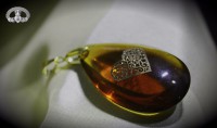 Dije de Resina imitación Ámbar con Corazón  
